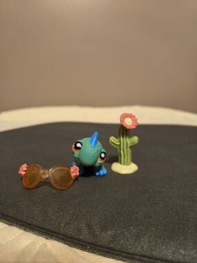 Littlest Pet Shop Teal Blue Iguana Figure with Green Cactus & Orange Sunglasses